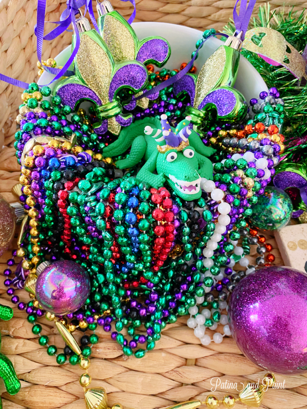 alligator, beads, bowl