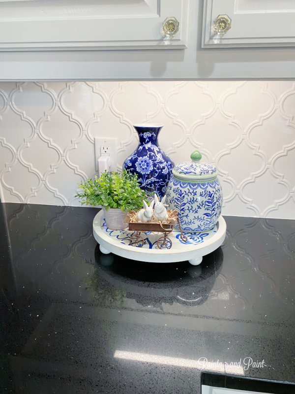 tray, blue and white vases