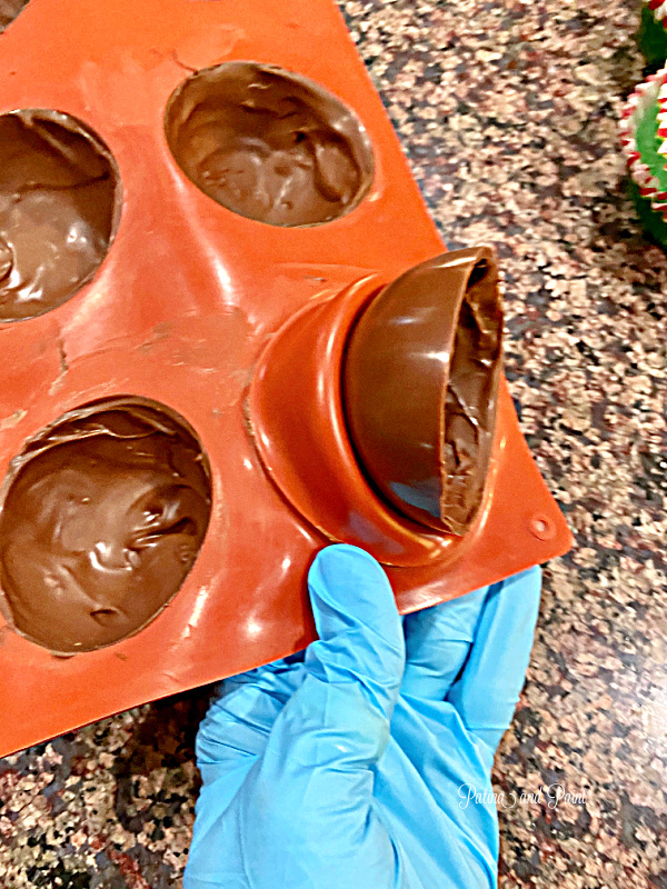 removing chocolate bomb from mold